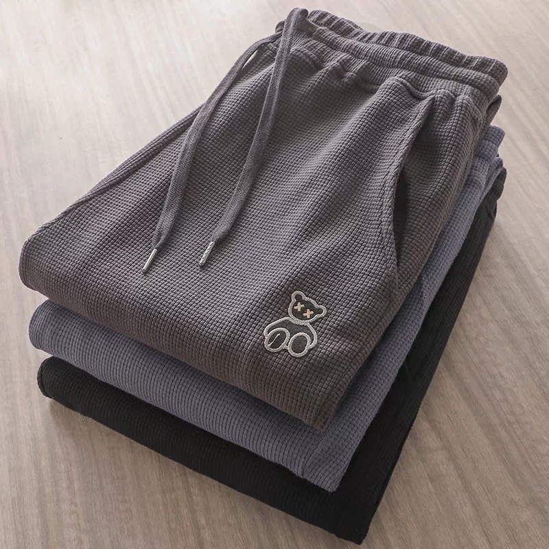 Quần thể thao nam chất liệu vải waffle thêu hình gấu kiểu Mỹ, mùa xuân thu, dáng rộng, dây rút mỏng, cảm giác cao cấp, quần jogger thường ngày.