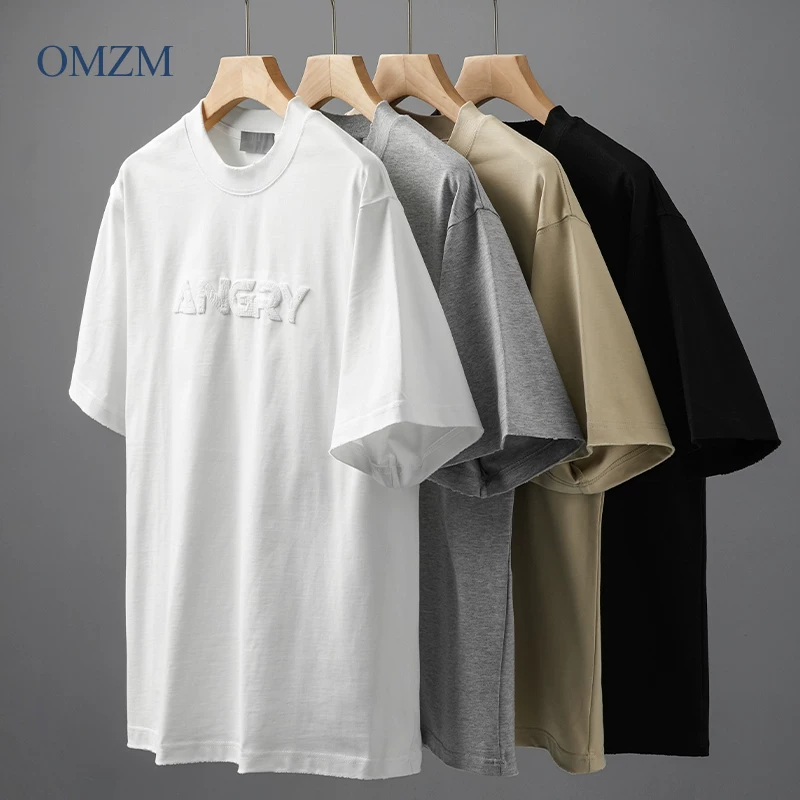 Áo thun nam OMZM320G chất liệu cotton nguyên chất, tay ngắn, kiểu dáng mới hè 2025, họa tiết chữ nổi kiểu Mỹ, tay lửng.