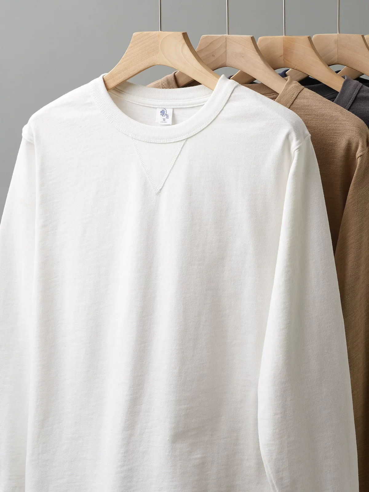 Áo thun nam OMZM400g chất liệu cotton nguyên chất, tay dài, dáng rộng mùa xuân, cổ tròn hình tam giác ngược, áo thun màu trắng tinh khiết.