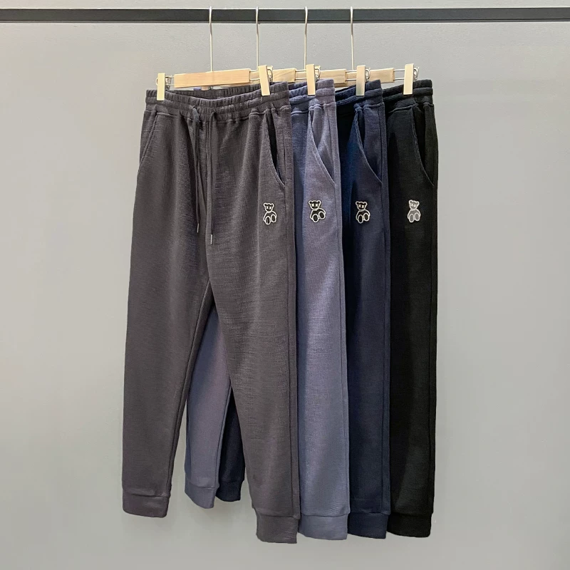 Quần thể thao nam chất liệu vải waffle thêu hình gấu kiểu Mỹ, mùa xuân thu, dáng rộng, dây rút mỏng, cảm giác cao cấp, quần jogger thường ngày.