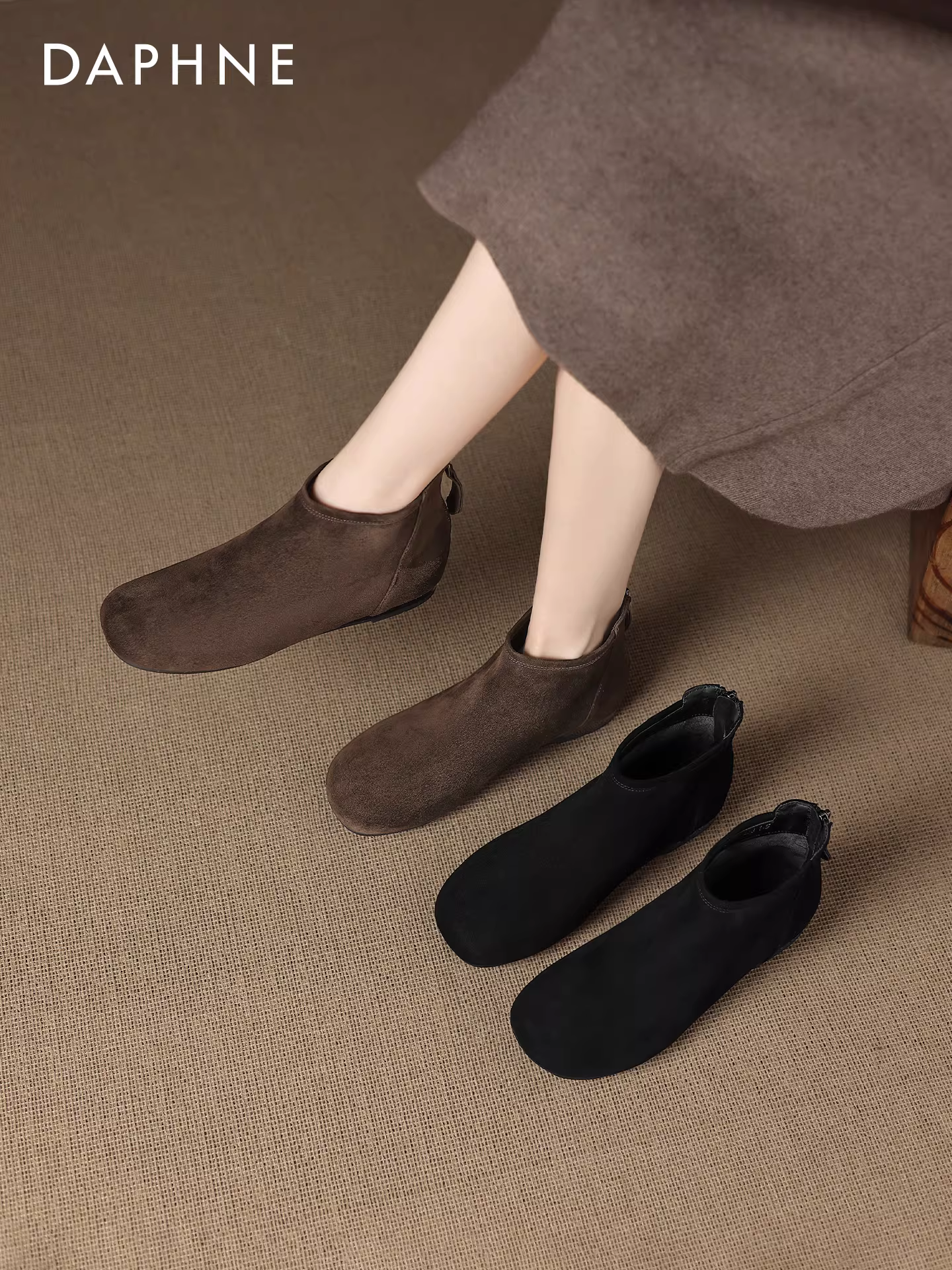 Giày bốt ngắn Daphne nữ 2025 kiểu Pháp mùa thu mới, đế mềm, màu nâu, đế bằng, giày nữ