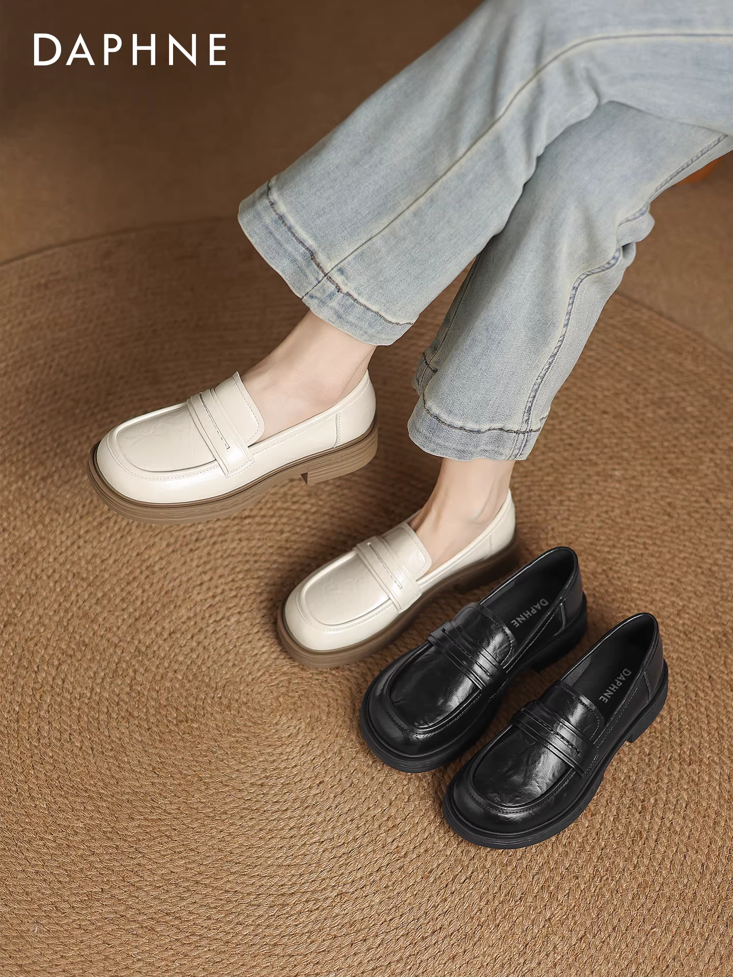 Giày lười nữ Daphne màu trắng, kiểu Anh, mùa thu 2025, chất liệu da, kiểu dáng mới, dễ đi, mũi tròn, đế bằng.