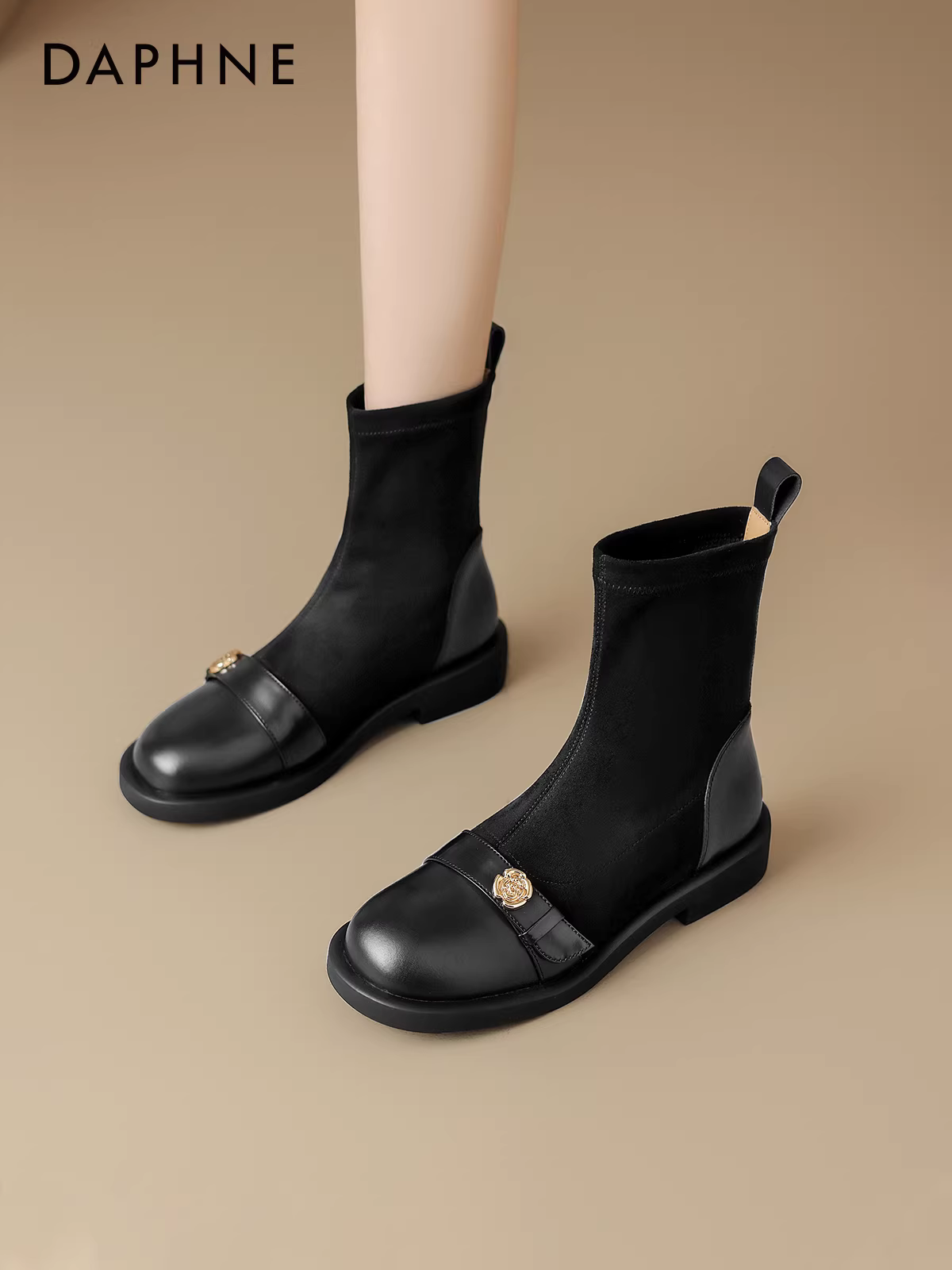 Giày bốt ngắn màu đen Daphne dành cho nữ 2025, kiểu mới mùa đông, lót lông cừu, ôm sát chân, kiểu Pháp, cổ ngắn, kiểu tất, đế bằng, kiểu Martin.
