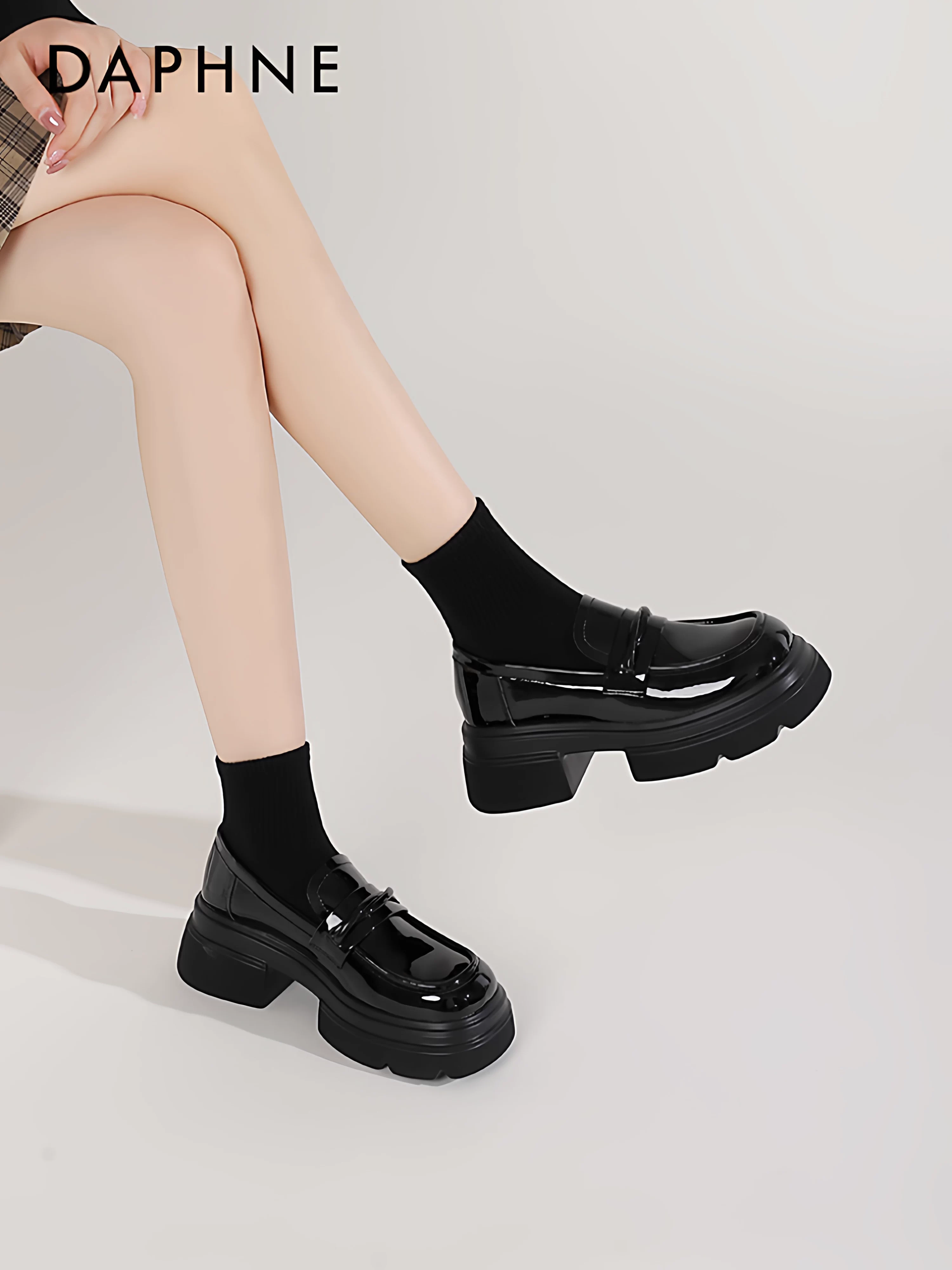 Giày lười đế dày Daphne nữ mùa đông 2025 kiểu mới màu đen chất liệu da phong cách Anh Quốc kiểu lười