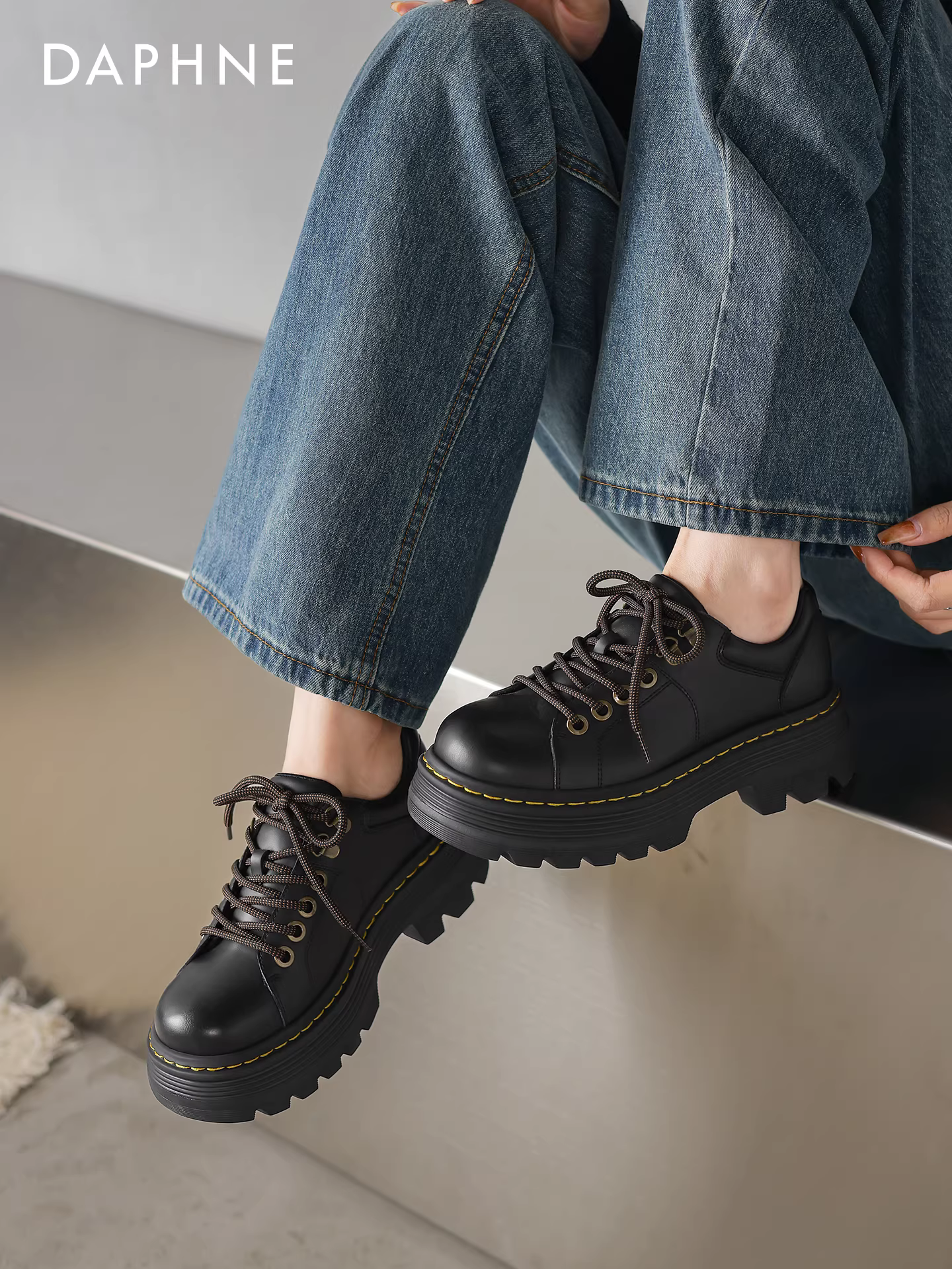 Giày lười đế dày Daphne 2025 kiểu Anh mới dành cho nữ, tăng chiều cao, đi làm, chất liệu da đen