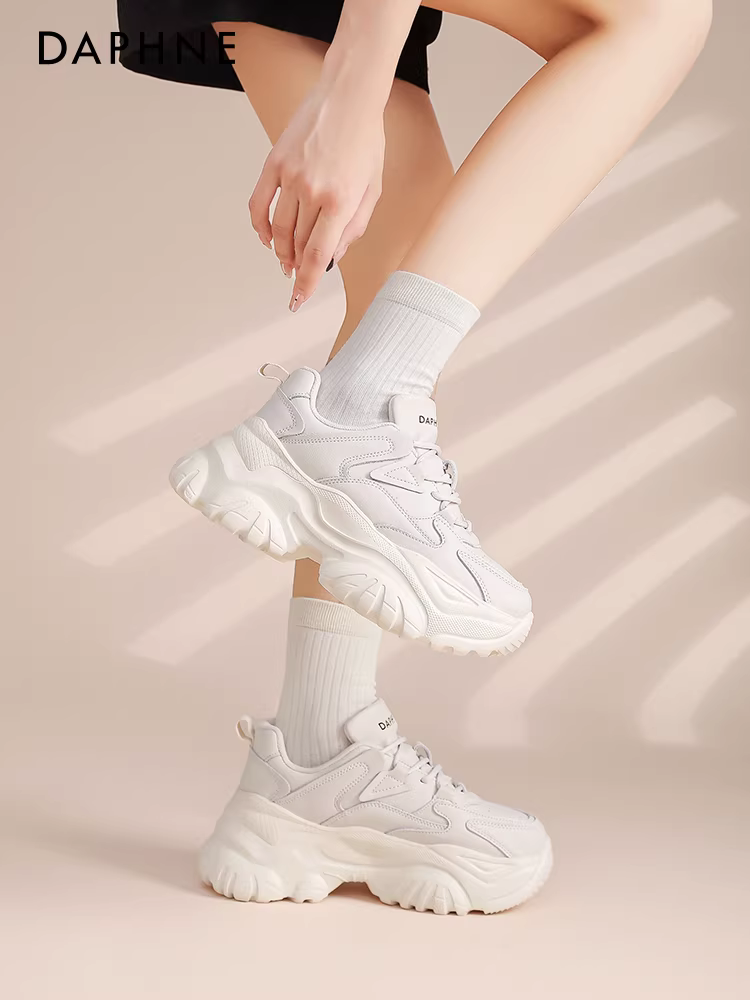 Giày thể thao da Daphne dành cho nữ, tăng chiều cao, mẫu mới thu đông 2025, đa năng, đế dày, màu trắng, phong cách thể thao giản dị.