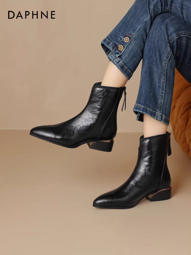 Giày bốt cổ ngắn mũi nhọn Daphne dành cho nữ, mẫu mới mùa đông 2025, màu đen, giày mẹ, giày mùa thu đông, bốt cổ ngắn gót dày, kiểu Martin