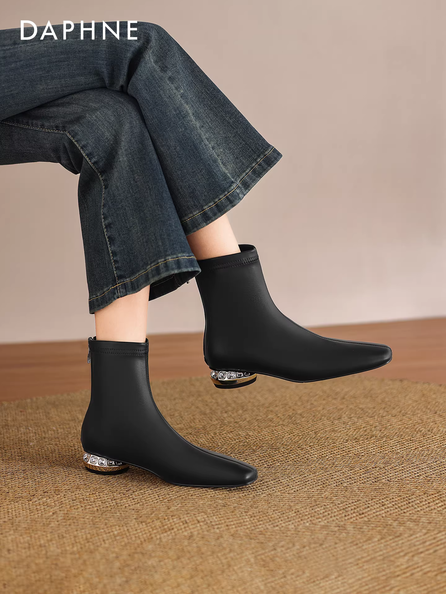 Giày bốt ngắn Daphne trắng Martin 2025 mới thu đông nữ cao cấp, kiểu dáng ôm sát, chất liệu da