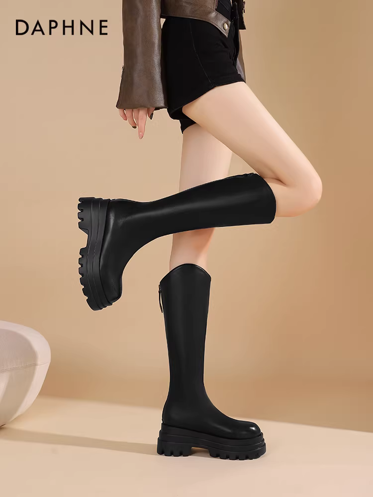 Giày bốt cao cổ Daphne kiểu V mùa thu đông 2025 đế dày phong cách cổ điển kiểu hiệp sĩ bốt cao cổ nữ