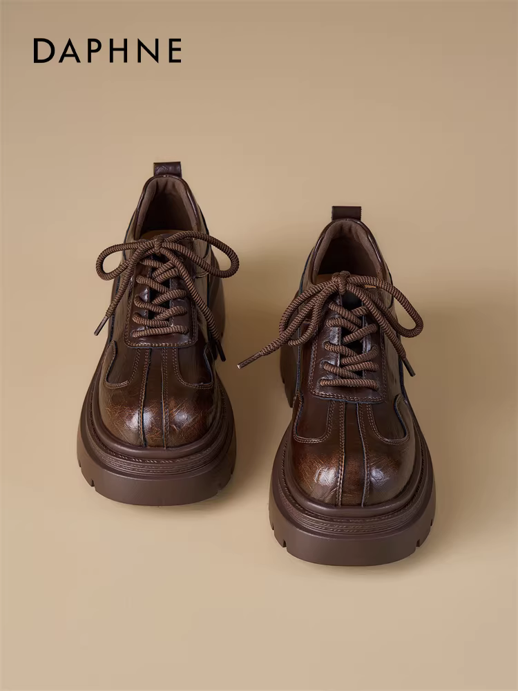 Giày lười đế dày Daphne dành cho nữ mùa xuân 2026 kiểu dáng mới tăng chiều cao phong cách Anh quốc giày đơn màu nâu giày da phối cùng chân váy