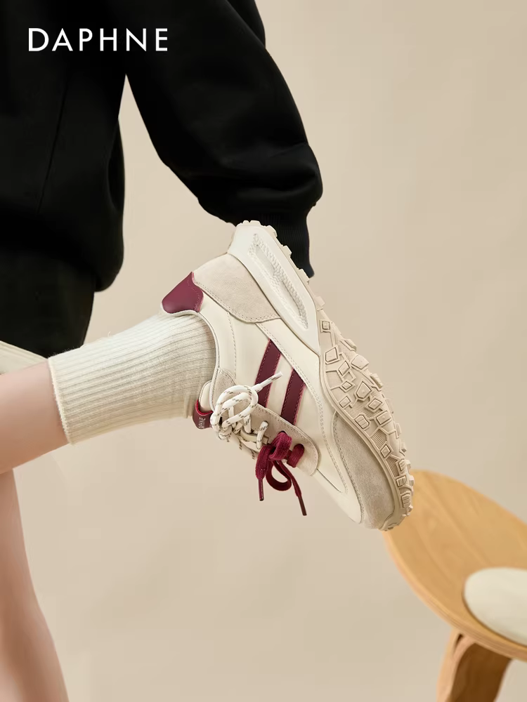 Giày thể thao nữ Daphne màu đỏ, giày thể thao đế dày mùa thu 2025 mới, giày tăng chiều cao, giày bố mùa xuân thu.
