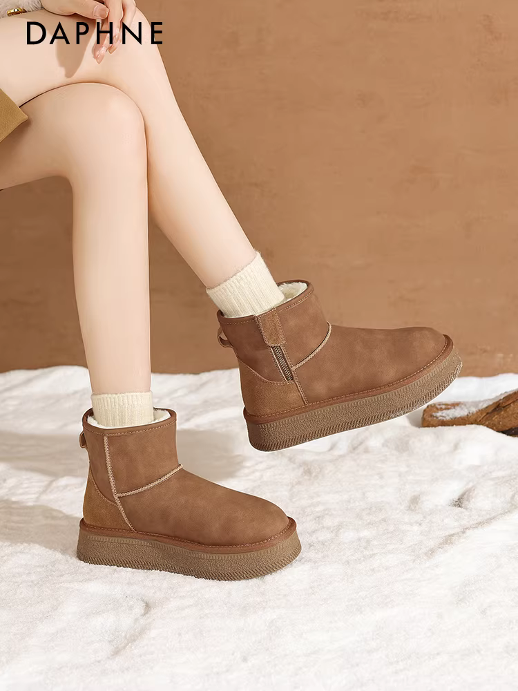 Giày bốt tuyết đế dày Daphne dành cho nữ mùa đông 2025 kiểu mới lót lông cừu giữ ấm da không thấm nước kiểu bánh mì giày bốt ngắn