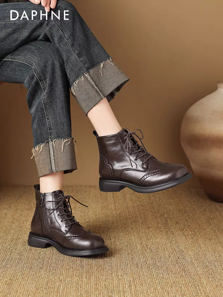 Giày bốt nữ Daphne Martin 2025 kiểu mới, đế bằng, cổ ngắn, mùa thu đông, phong cách Anh, kiểu brogue, lót lông, màu nâu