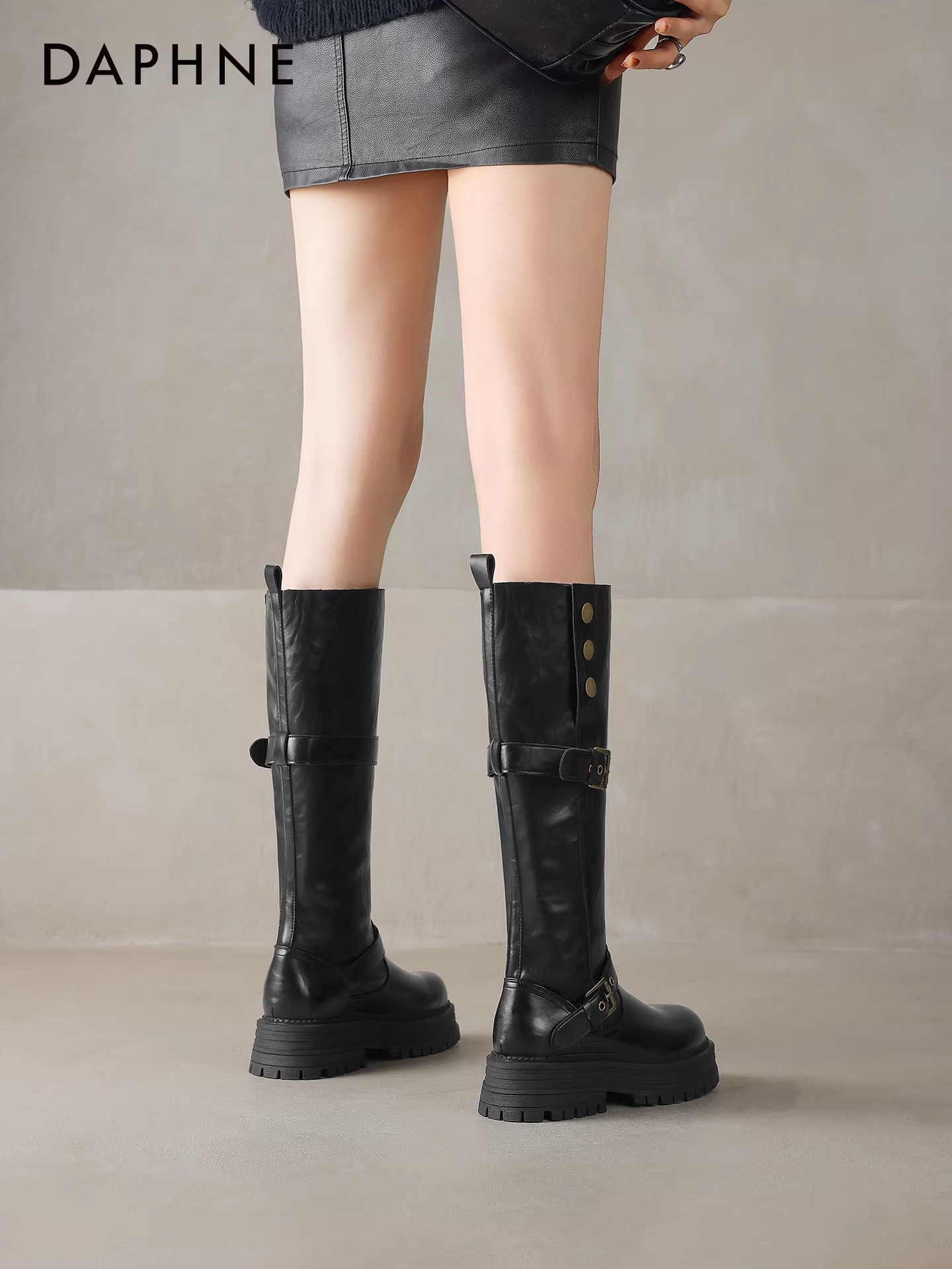 Giày bốt cưỡi ngựa lót lông cừu đen Daphne dành cho nữ mùa đông 2025, kiểu mới đế dày tăng chiều cao, kiểu dáng Anh, có thể mang hai chiều, kiểu dáng ôm sát.