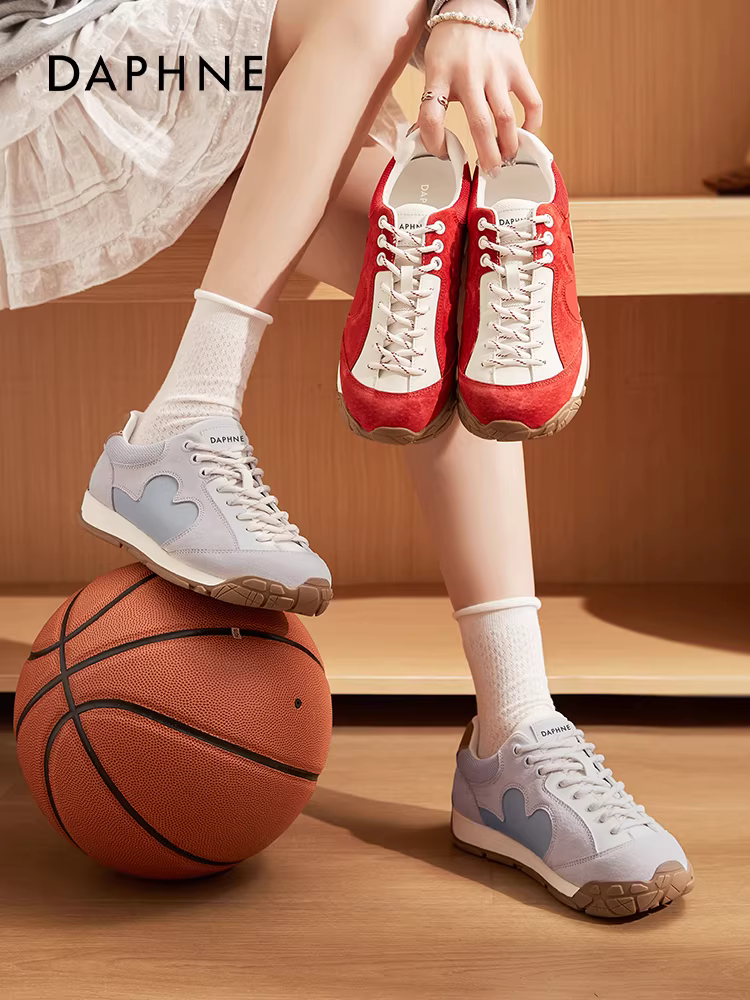 Giày thể thao nữ Daphne màu đỏ, kiểu dáng mới mùa thu 2025, đế dày tăng chiều cao, thoải mái, phong cách thường ngày