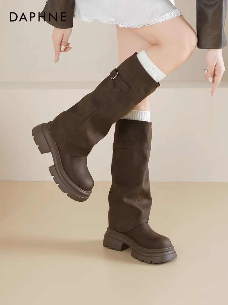 Giày bốt cao cổ đế dày Daphne dành cho nữ, mẫu mới thu đông 2025, kiểu dáng Melard, kiểu dáng xếp lớp, kiểu dáng đi cưỡi ngựa.