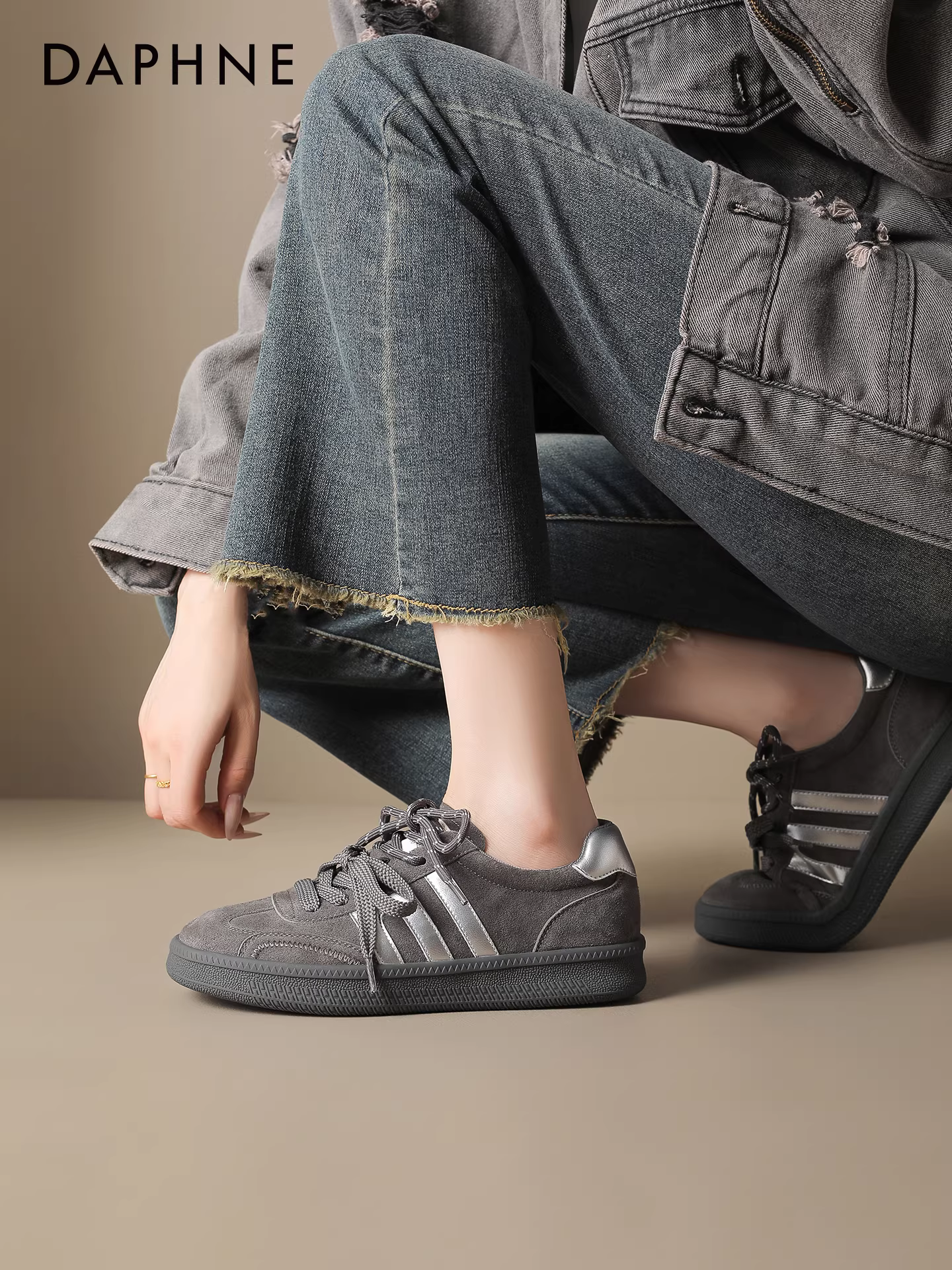 Giày thể thao Daphne màu xám nhạt, kiểu dáng cổ điển mới năm 2025, rất hấp dẫn, dành cho nữ, mùa thu đông, có lớp lót lông cừu.