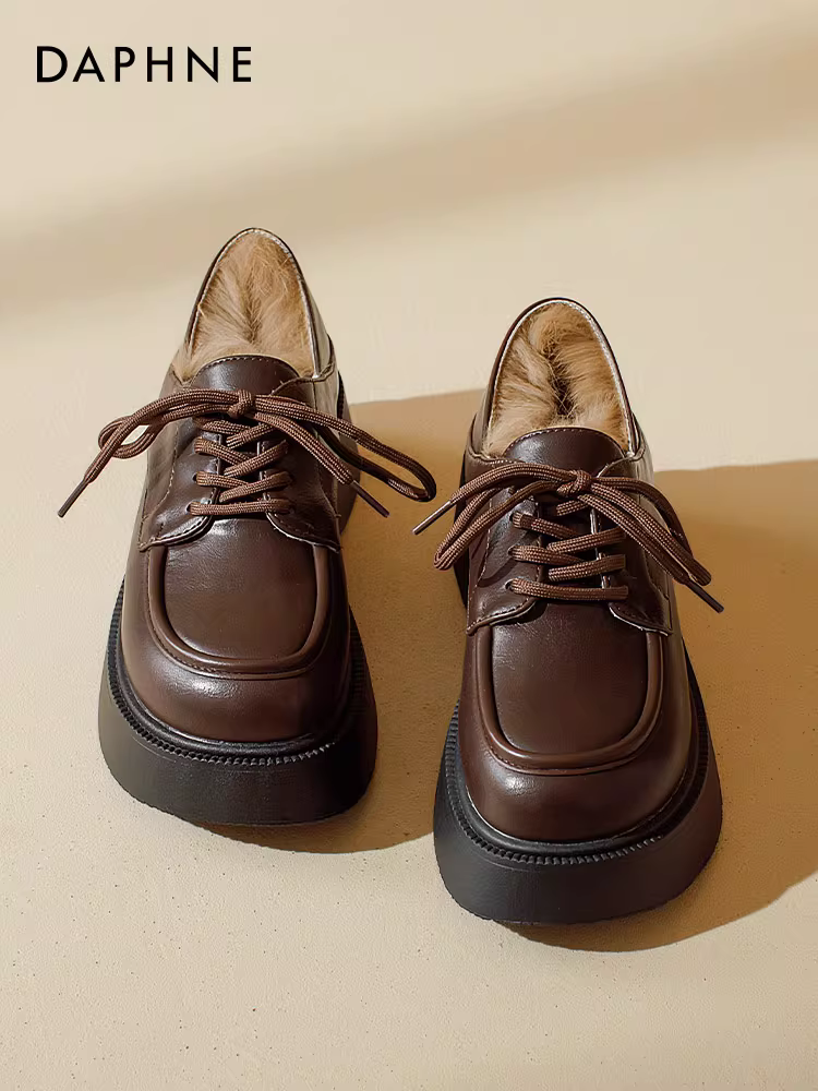 Giày da lót lông Daphne dành cho nữ, mẫu mới thu đông 2025, kiểu Anh, ấm áp, buộc dây, màu nâu, chất liệu cotton.
