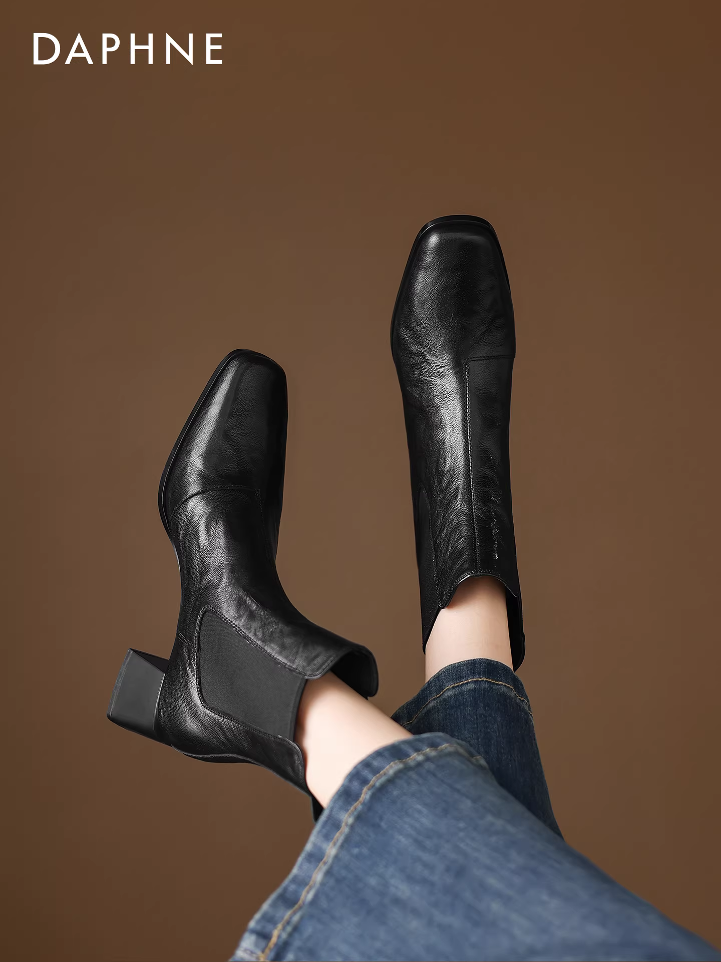 Giày bốt ngắn đen Daphne dành cho nữ, mẫu mới thu đông 2025, mũi nhọn, gót dày, kiểu dáng ôm chân, phong cách Anh quốc, cổ điển, kiểu Martin.