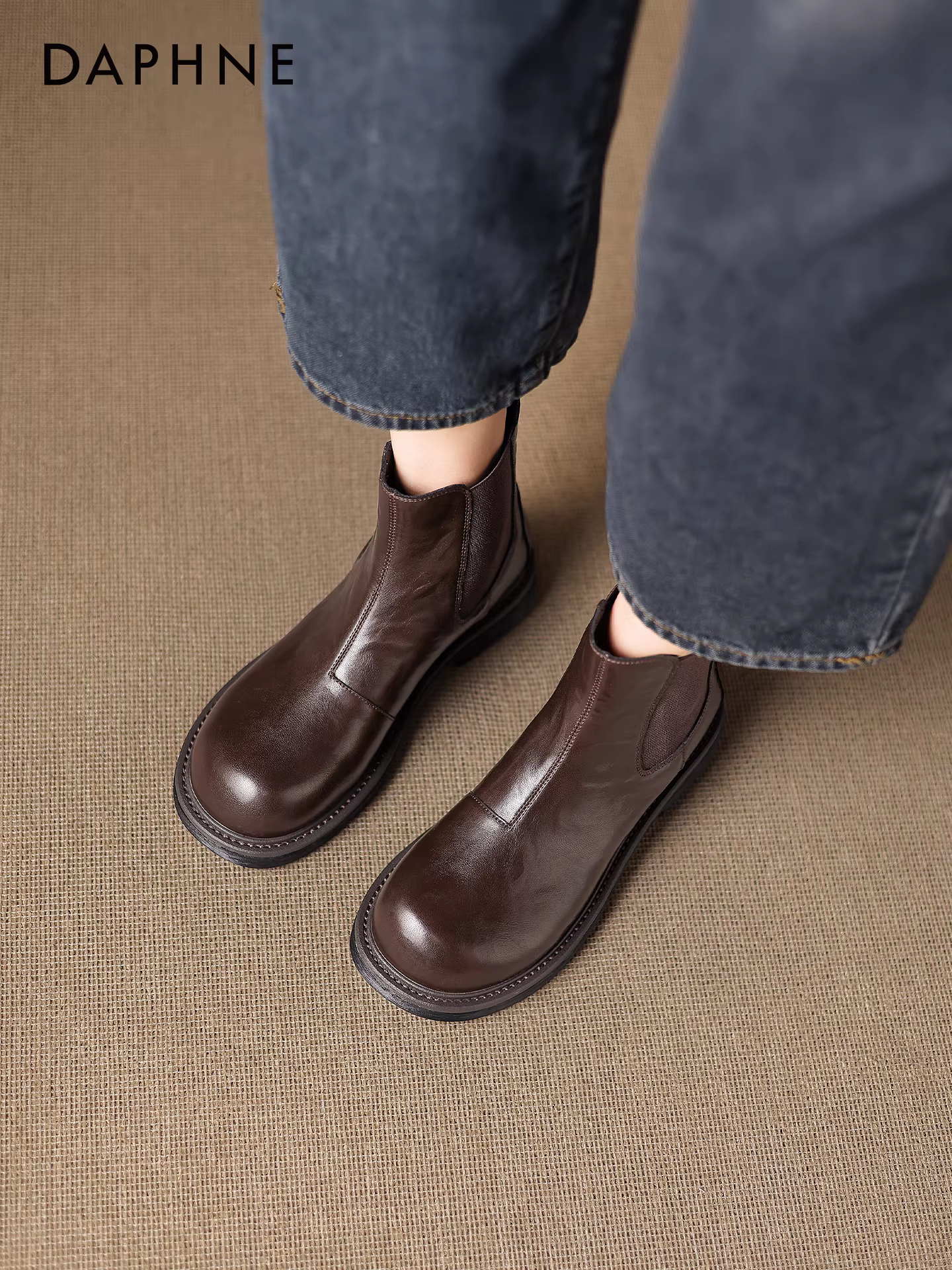 Giày Chelsea đế dày Daphne dành cho nữ mùa thu đông 2025, lót lông cừu, kiểu dáng ôm sát, phong cách Anh, kiểu Melard ống khói.