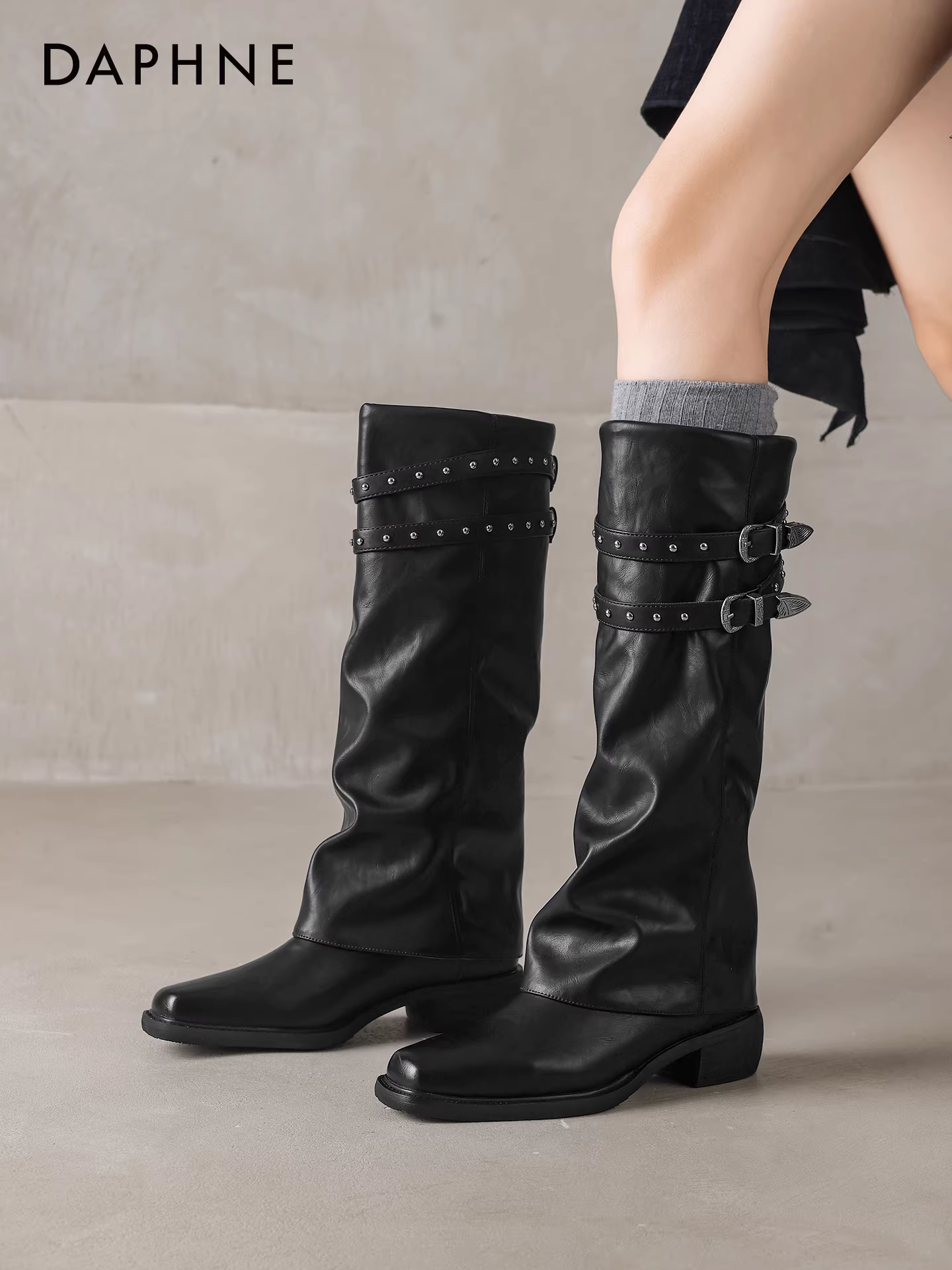 Giày bốt dài đen Daphne dành cho nữ, kiểu mới mùa đông 2025, phong cách Anh, kiểu quần ống rộng, đính đinh tán, mũi nhọn.