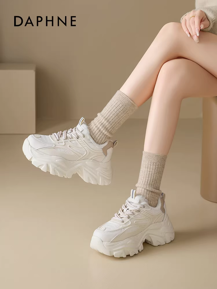 Giày thể thao nữ Daphne lót lông cừu, kiểu dáng mới mùa thu đông 2025, đế dày tăng chiều cao, giữ ấm, chất liệu cotton, kiểu dáng sneaker.