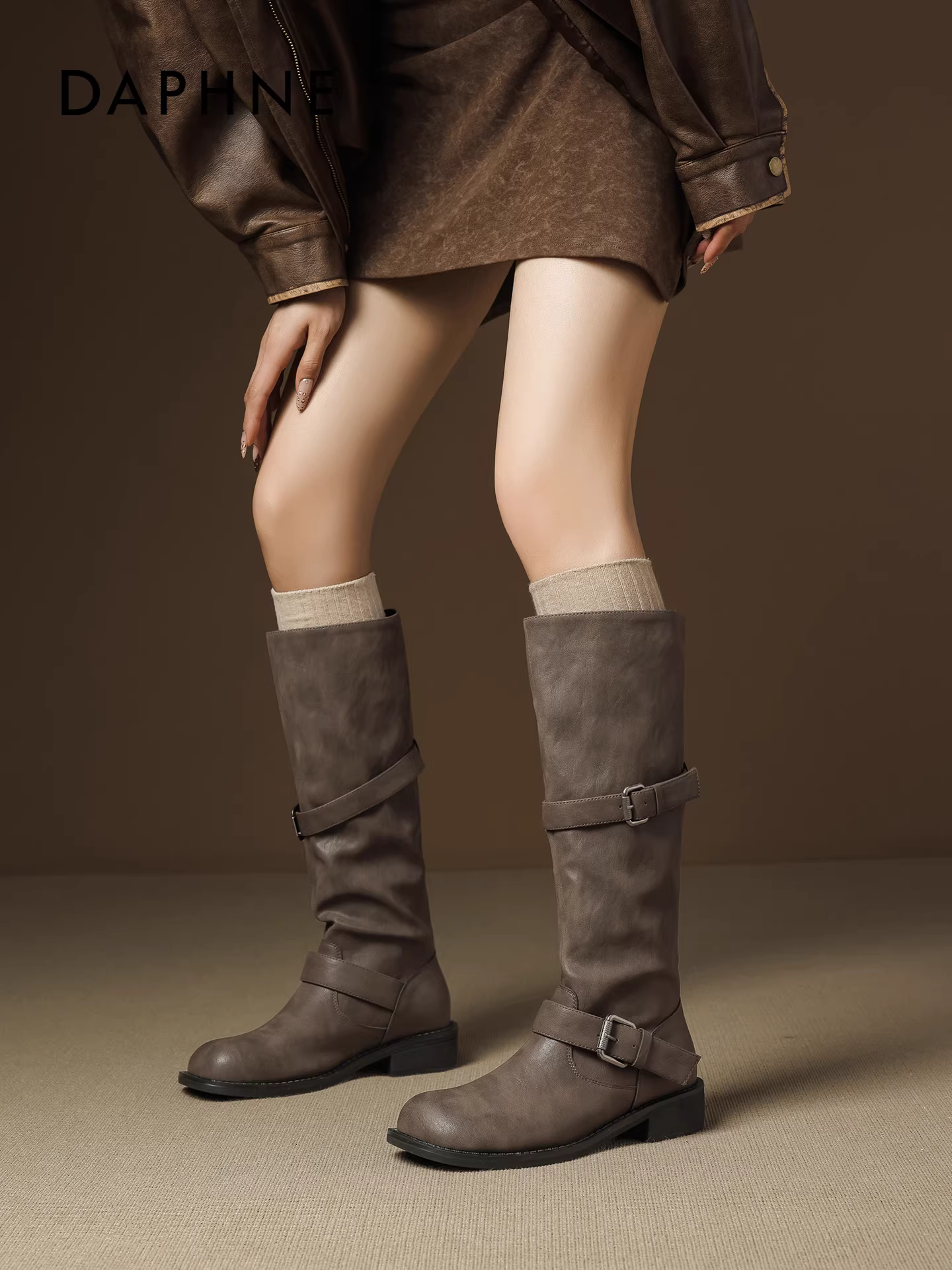 Giày bốt cao đến đầu gối màu đen Daphne dành cho nữ, kiểu dáng mùa đông mới 2025, rất thời trang, đế dày, cao cấp, xếp ly, kiểu dáng bốt cưỡi ngựa.
