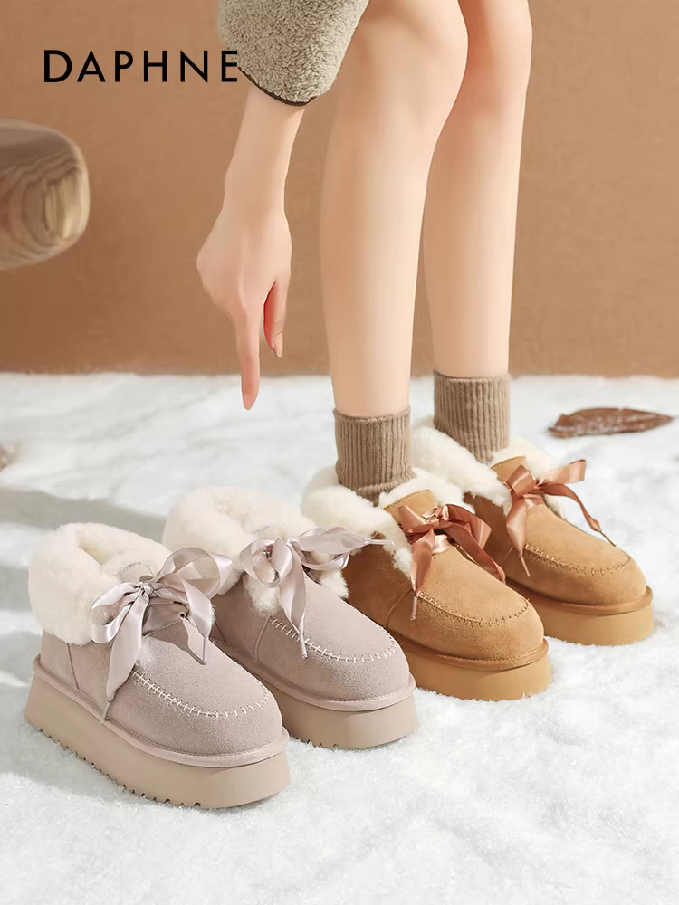 Giày bốt tuyết đế dày Daphne dành cho nữ mùa đông 2025 kiểu mới giữ ấm chống lạnh, lót lông mềm mại, tăng chiều cao, chất liệu cotton Đông Bắc