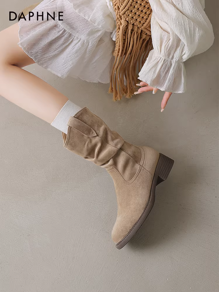 Giày bốt nữ Daphne cổ ngắn mùa đông 2025 kiểu mới lót lông cao gót dáng ôm ngắn đi phượt kiểu Martin