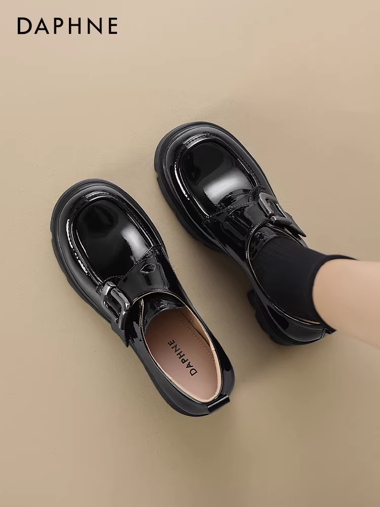 Giày lười đế dày kiểu Anh Daphne dành cho nữ, mẫu mới thu đông 2025, tăng chiều cao, gót dày, đa năng, chất liệu da đen