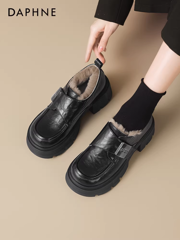 Giày lười lót lông Daphne dành cho nữ mùa thu đông 2025, giày da đen đế dày kiểu Anh, tăng chiều cao, kiểu đơn giản