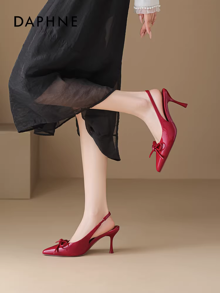 Giày cao gót màu đỏ kiểu Daphne của Song Qian dành cho nữ, mẫu mới xuân 2026, mũi nhọn, kiểu sandal đơn giản, quyến rũ.