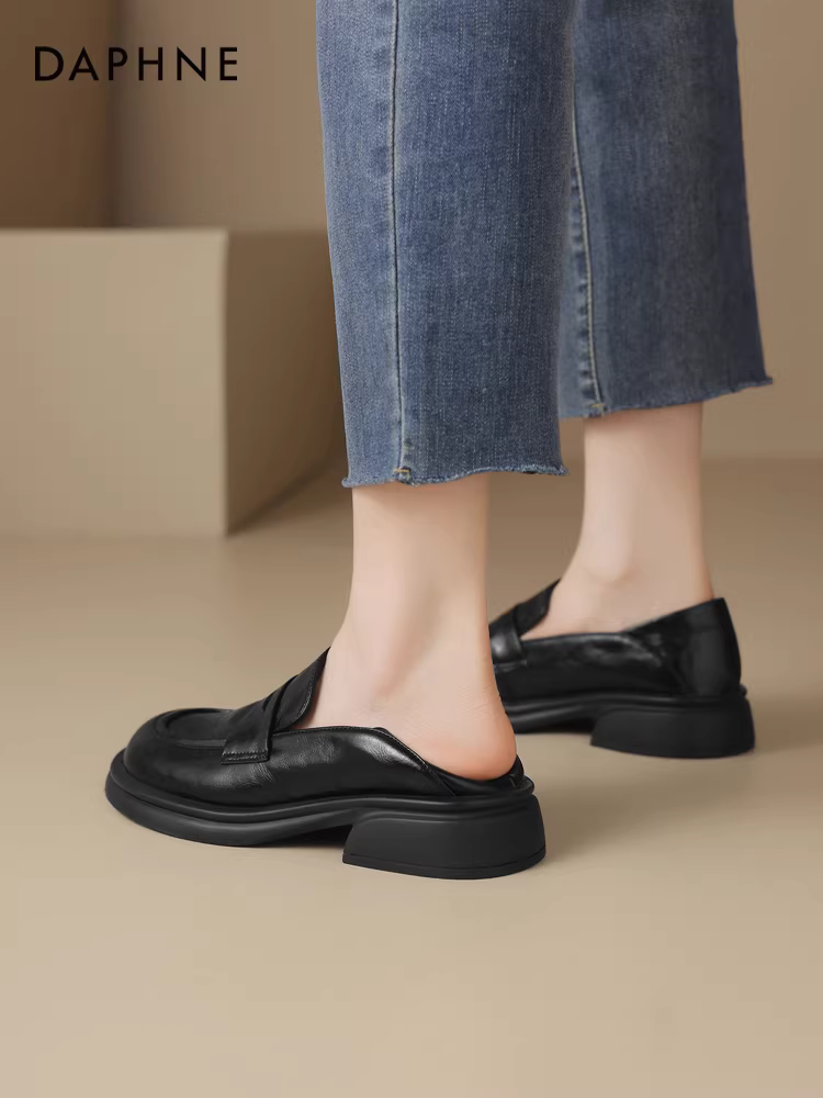 Giày Loafer nữ Daphne màu đen, mẫu mới Thu 2025, chất liệu da mềm, đế bằng, gót thấp, kiểu dáng công sở, giày da nhỏ gọn phong cách Anh.