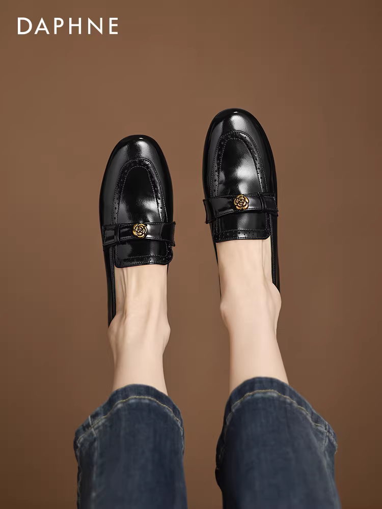 Giày lười nữ Daphne chạm khắc cổ điển 2025 kiểu Anh mới, giày bệt nữ mùa thu, giày da trắng siêu mềm