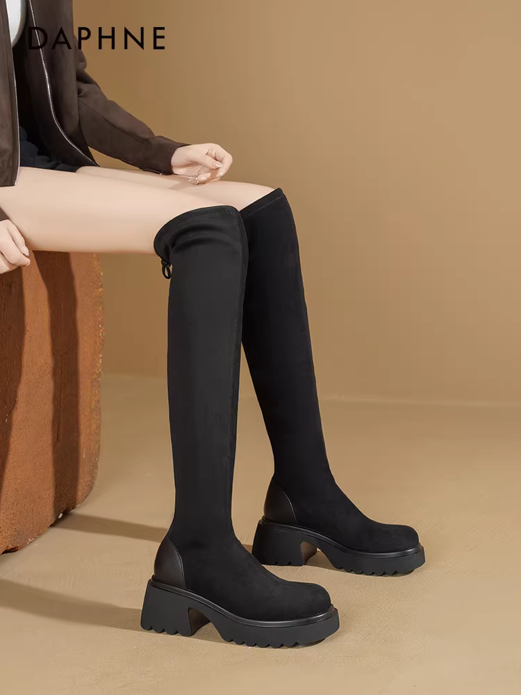 Giày bốt cao quá gối đế dày Daphne nữ thu đông 2025 kiểu dáng mới tôn dáng, tăng chiều cao, kiểu retro, chất liệu thun co giãn