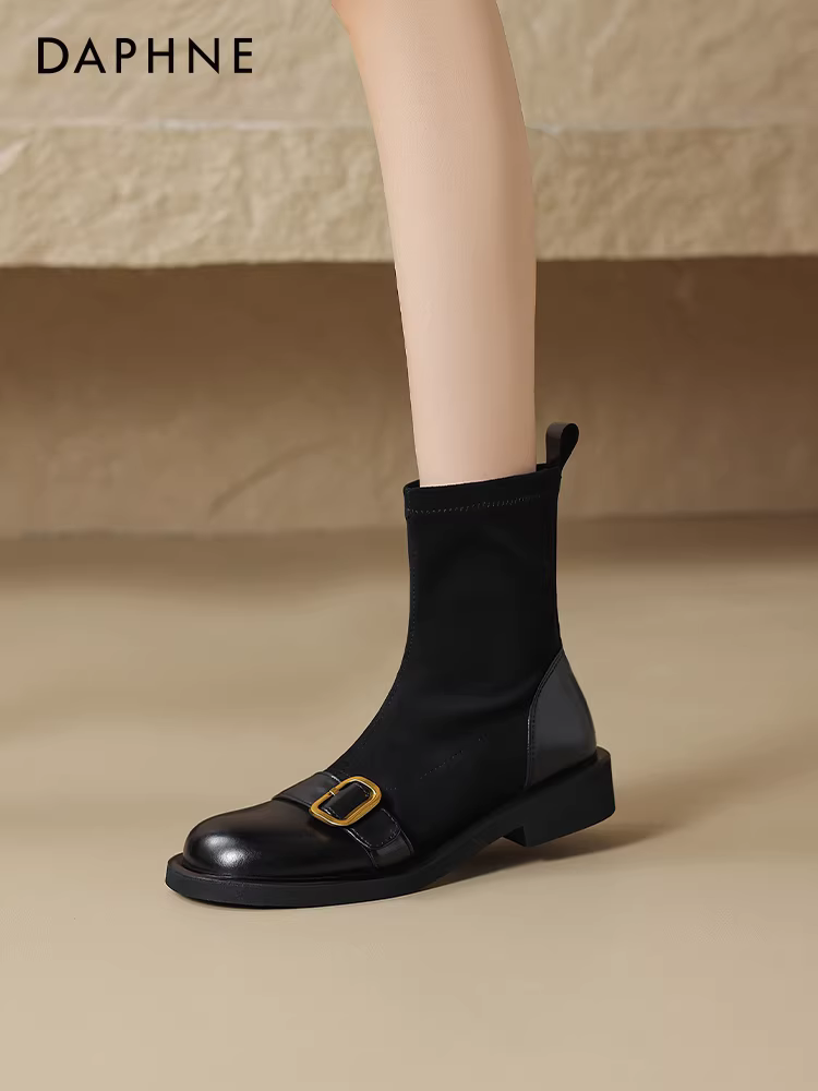 Giày bốt nữ Daphne, kiểu dáng mùa xuân thu, bốt thấp đế bằng, kiểu mới 2025, lót lông cừu, kiểu vớ co giãn, bốt Martin màu đen.