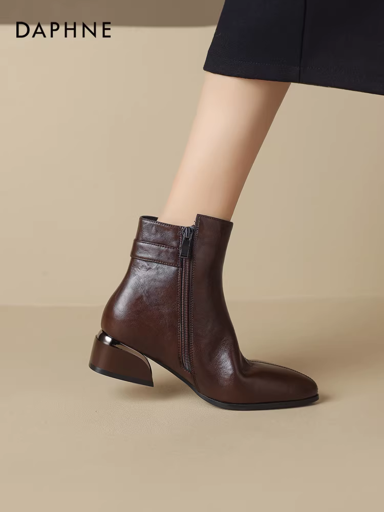 Giày bốt ngắn mùa đông mới 2025 của mẹ Daphne dành cho nữ, chất liệu lông mềm, mũi nhọn, giày da nữ, gót dày, kiểu Martin.