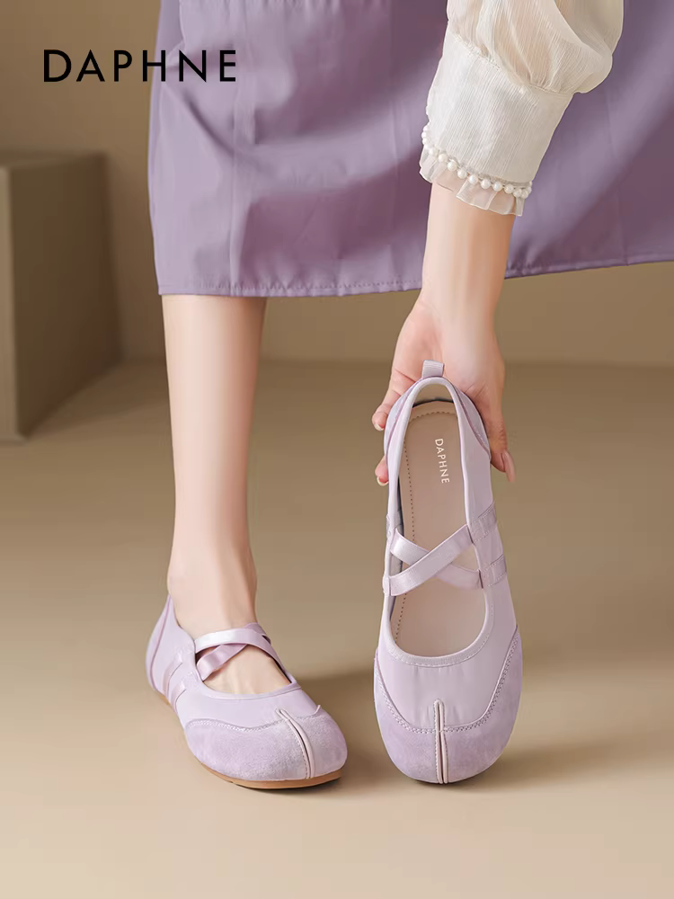 Giày Mary Jane nữ Daphne kiểu dáng mới mùa thu năm 2025, đế bằng mỏng màu tím, mũi giày xẻ tà.