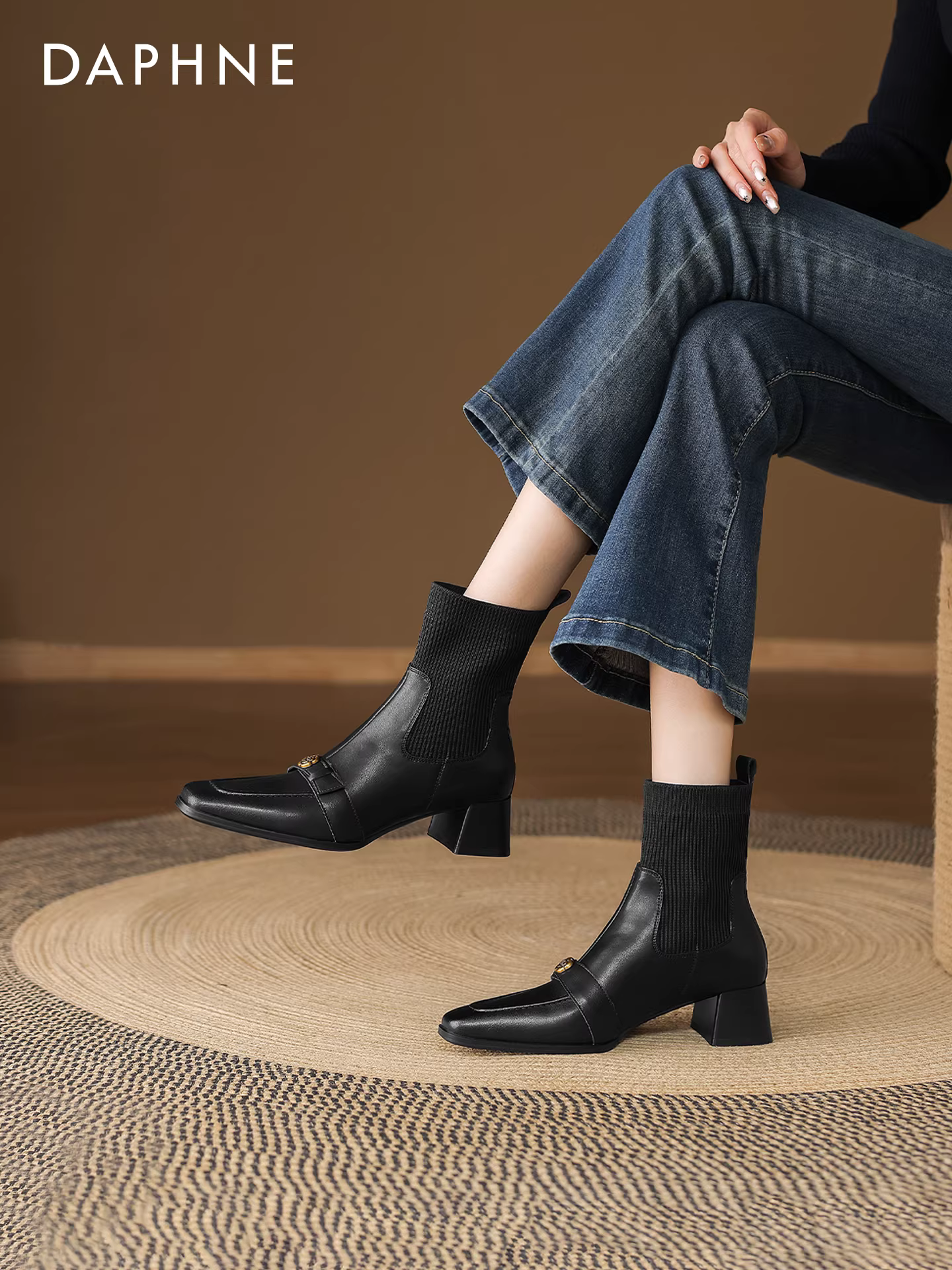 Giày bốt cổ ngắn Daphne kiểu retro dành cho nữ, mùa đông 2025, kiểu dáng mới, phong cách tiểu thư, họa tiết hoa trà, mũi nhọn, gót dày, kiểu Martin.