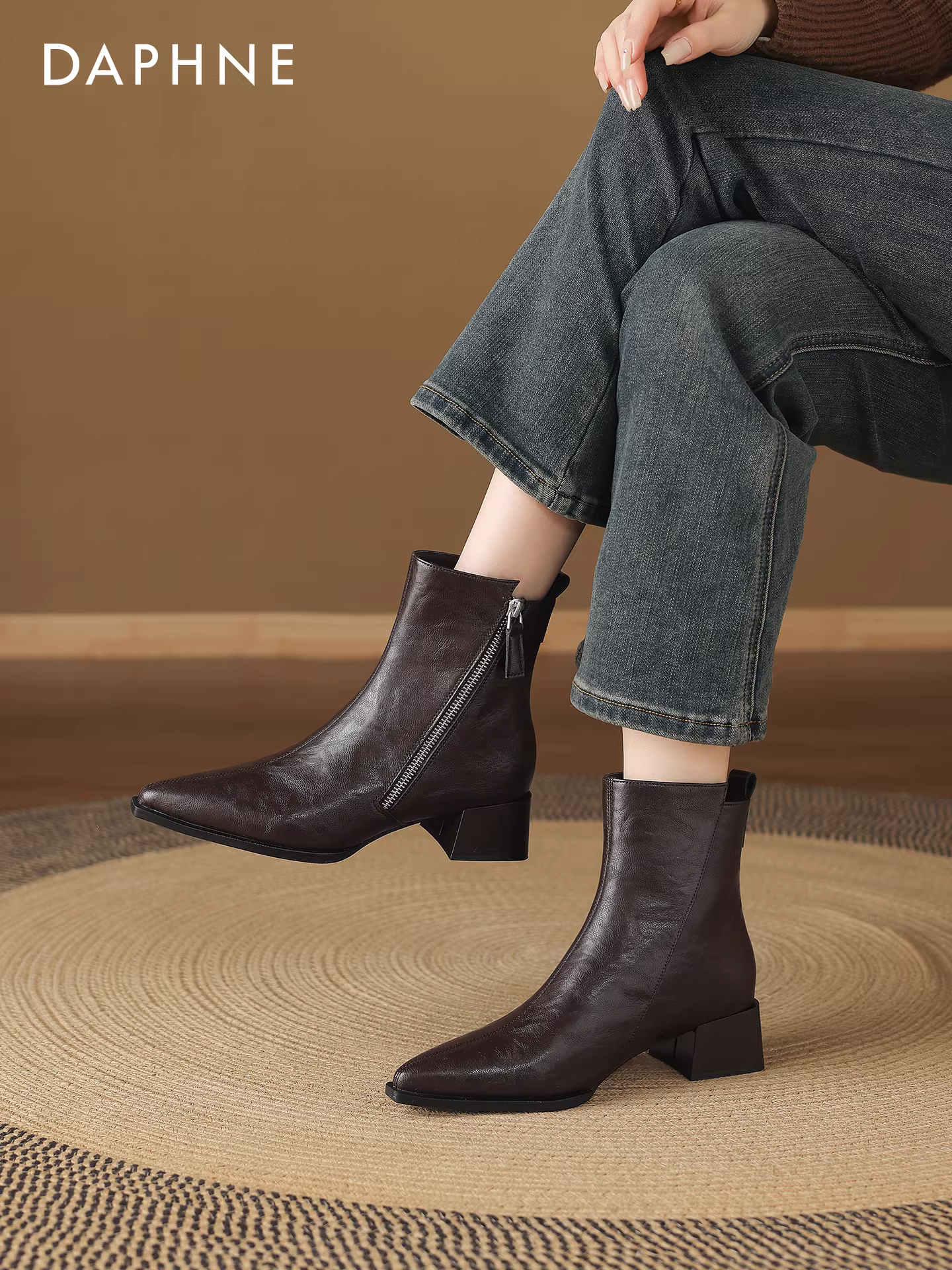 Giày bốt cao gót mũi nhọn Daphne màu nâu dành cho nữ, kiểu Chelsea Martin, lót lông cừu, dáng ôm, mùa đông mới 2025