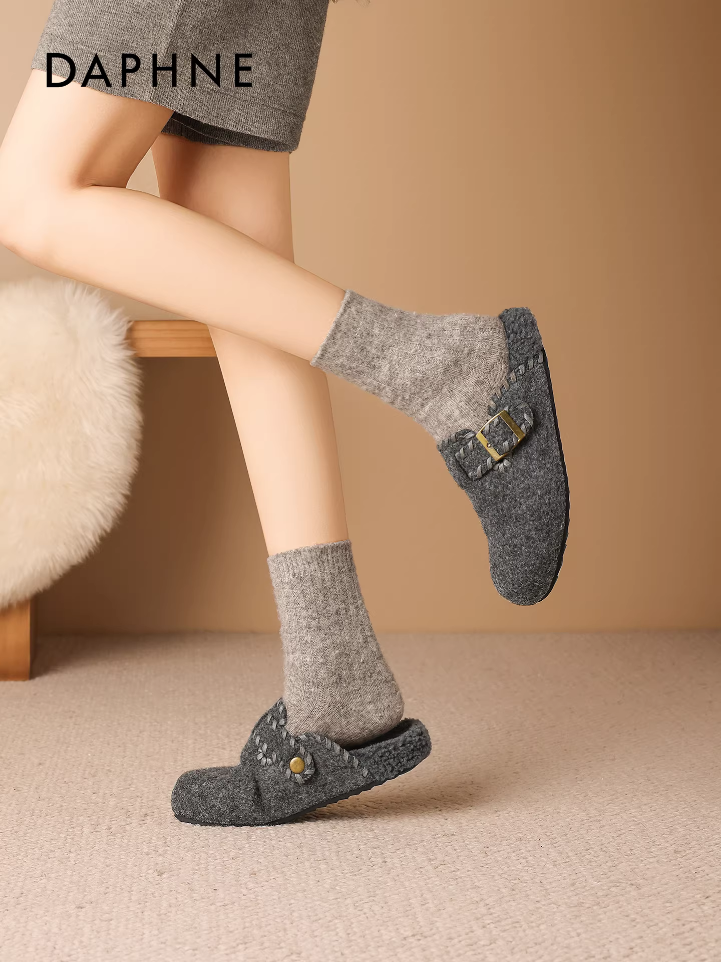 Giày Birkenstock lót lông Daphne dành cho nữ, mùa đông 2025, kiểu mới đế dày giữ ấm, kiểu lười đóng mũi, giày lông mềm.