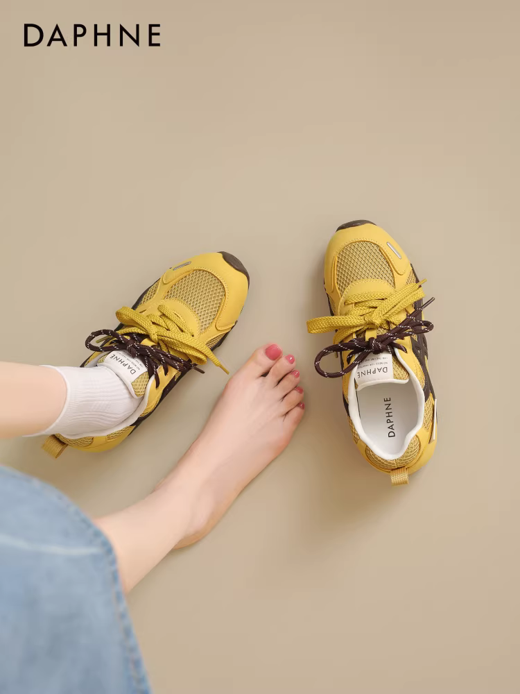 Giày thể thao nữ Daphne màu vàng, kiểu dáng mới năm 2025, đế bằng, mùa thu đông, đa năng, phong cách thường ngày