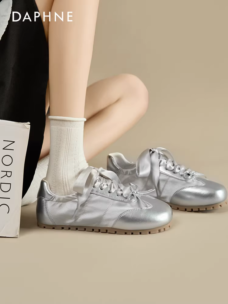 Giày tập múa ba lê Daphne màu bạc dành cho nữ, mẫu mới 2025, giày nữ thu đông, giày thể thao đế mỏng đa năng.