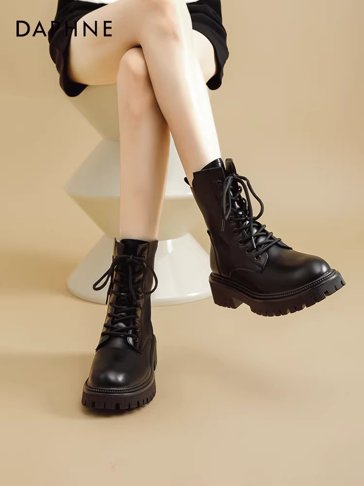 Giày bốt nữ Daphne Martin 2025 kiểu Anh, mùa đông mới, lót lông cừu, chất liệu cotton, màu đen, cổ ngắn, đế dày