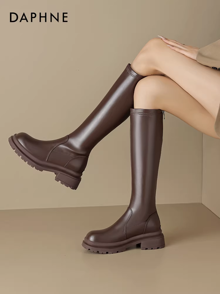 Giày bốt cao cổ da đen dáng rộng đế bằng Daphne dành cho nữ, mẫu mới thu đông 2025