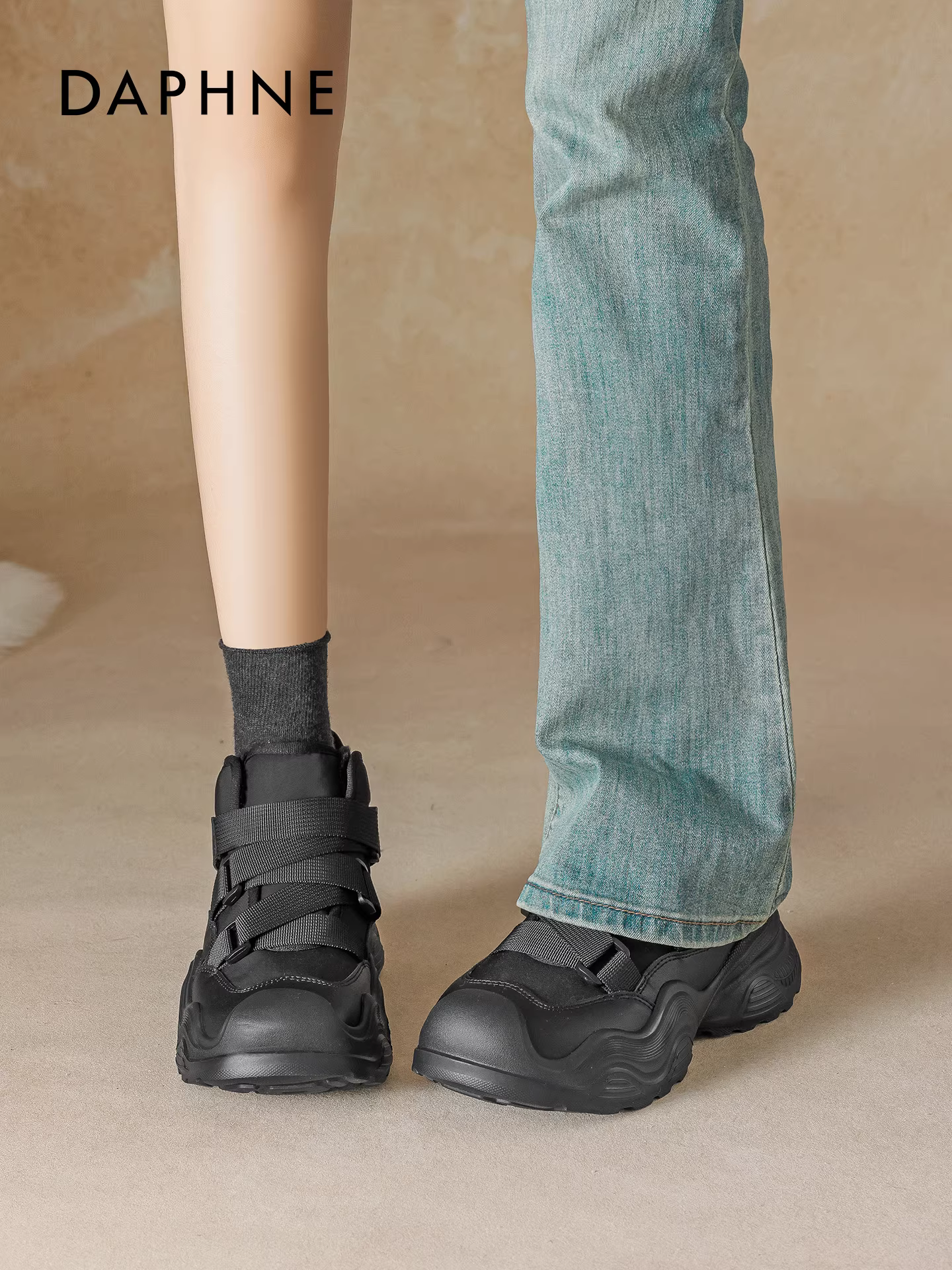 Giày thể thao nữ Daphne lót lông cừu đen, giày tuyết nữ mùa đông 2025 mới, giày cotton tăng chiều cao đế dày