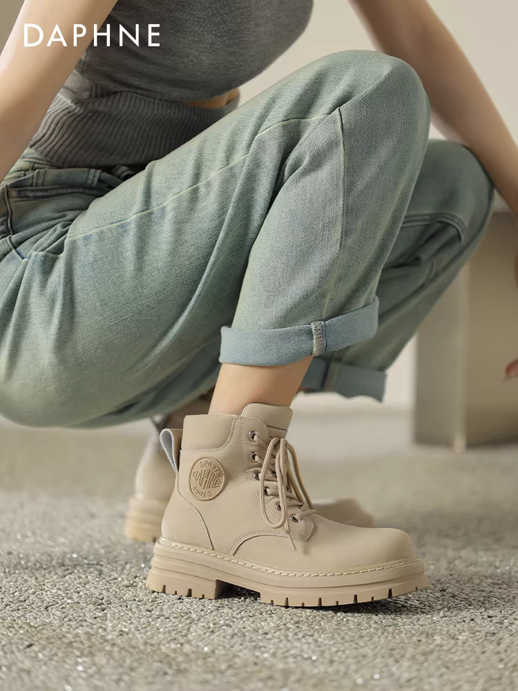 Giày bốt Martin màu hồng Daphne dành cho nữ, phong cách Anh, mẫu mới xuân thu 2025, bốt màu vàng lớn, bốt ngắn bền chắc dành cho nữ.