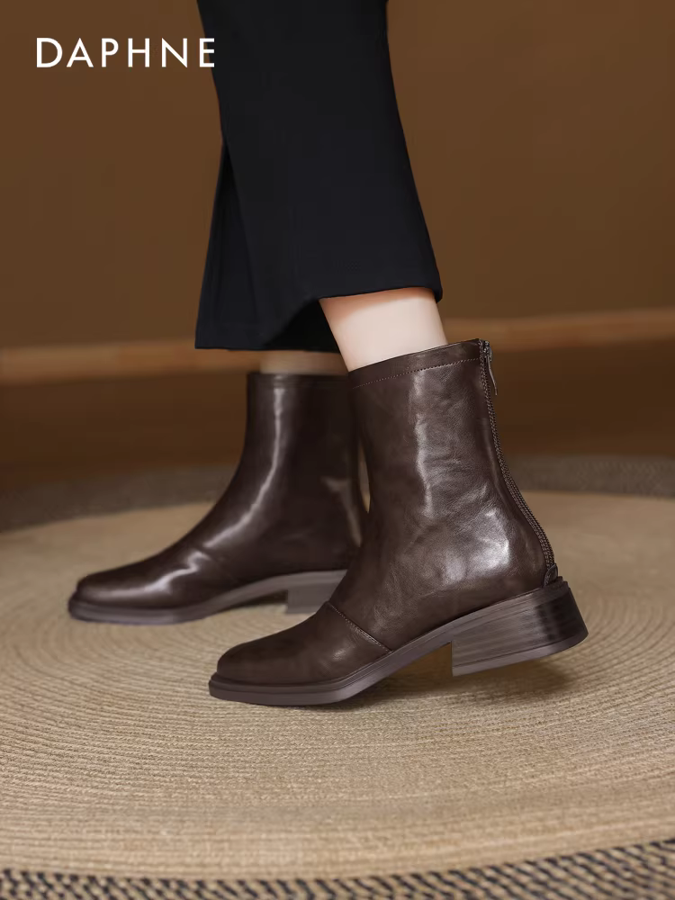 Giày bốt ngắn Daphne dành cho nữ 2025, mẫu mới thu đông, kiểu Martin, mũi vuông, đế bằng, lót lông mùa đông, kiểu dáng Pháp, ôm chân.