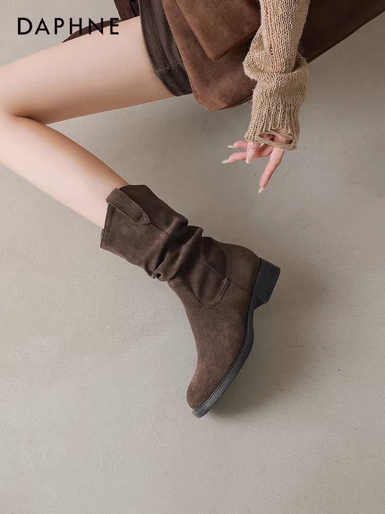 Giày bốt nữ Daphne kiểu dáng xu hướng mới Thu Đông 2025, lót lông cừu, kiểu cao bồi miền Tây, bốt ngắn, bốt cao đến giữa bắp chân.