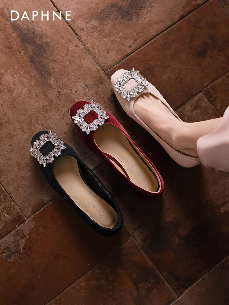 Giày bệt nữ Daphne màu đỏ kiểu mới 2025, giày bệt da nông, kiểu lười, đế mềm, giày cưới Xiuhe